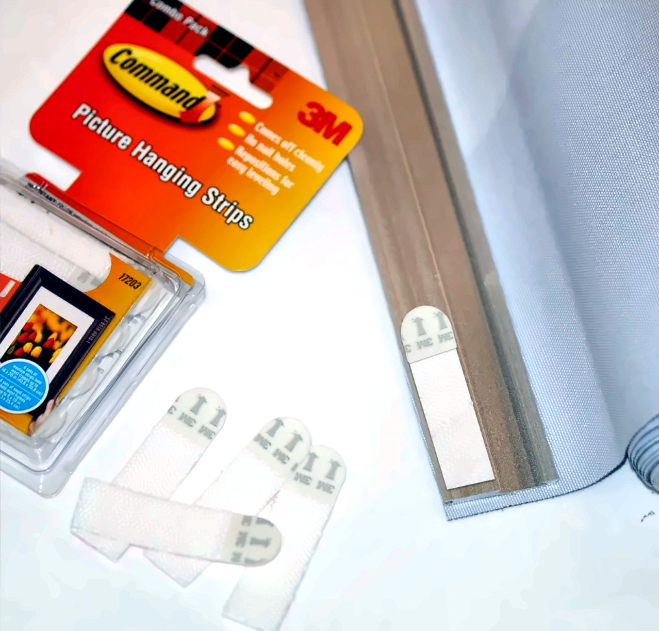 Removable picture-hanging strips with the aluminium batten